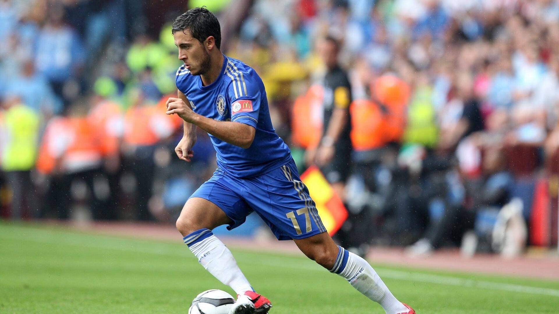 布克诠释巨星本色,广东队团队篮球全面压制老鹰