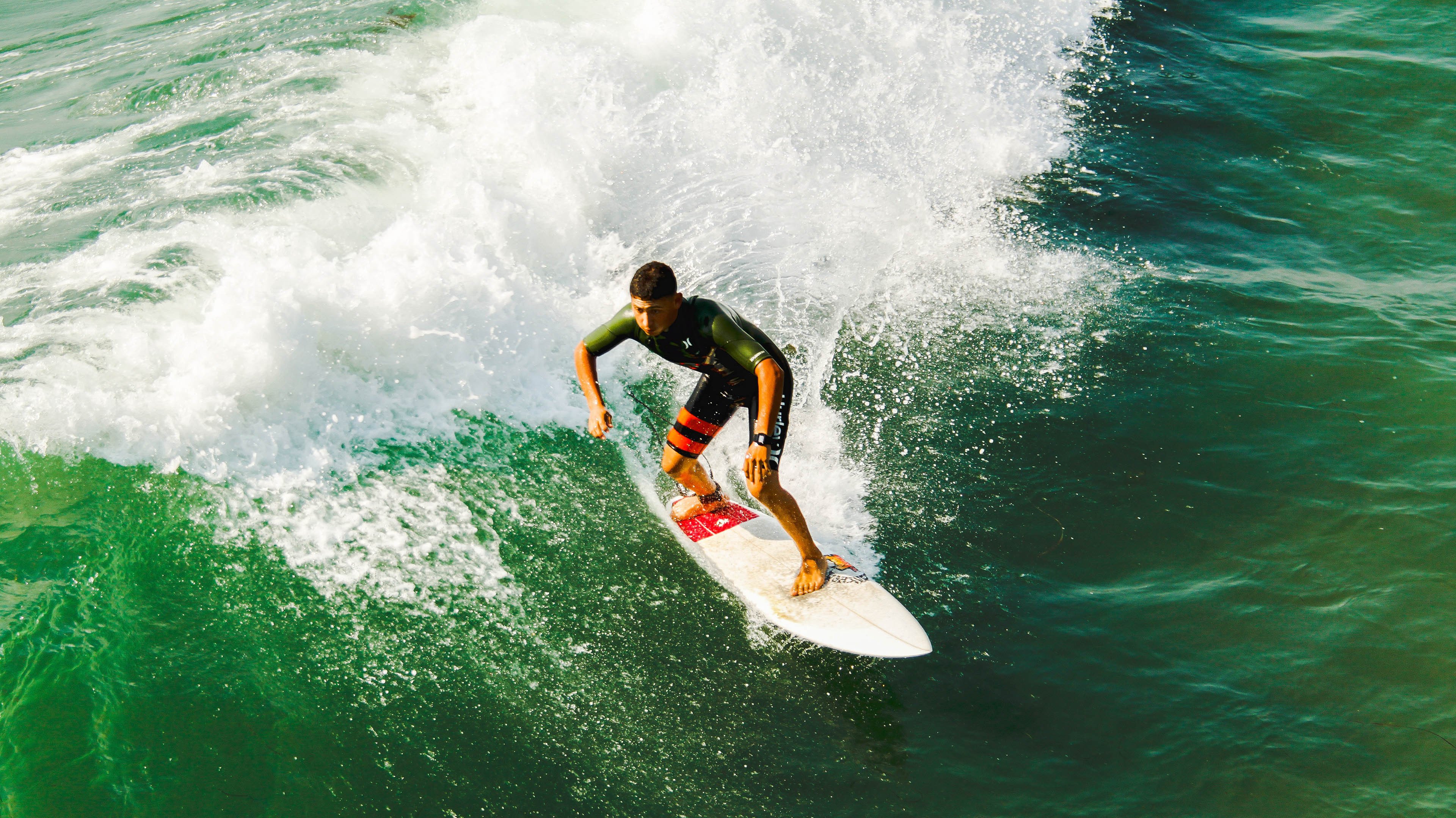 赛道主宰者,阿克如何一手掌控F1新赛季揭幕战之夜