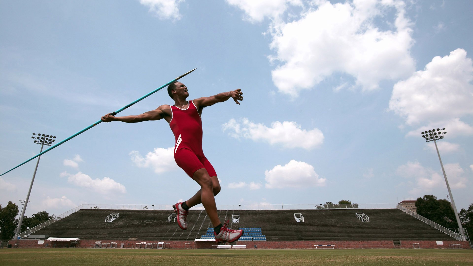 赛道上的冰与火之歌，阿斯顿马丁鏖战哈斯，周冠宇点燃赛场